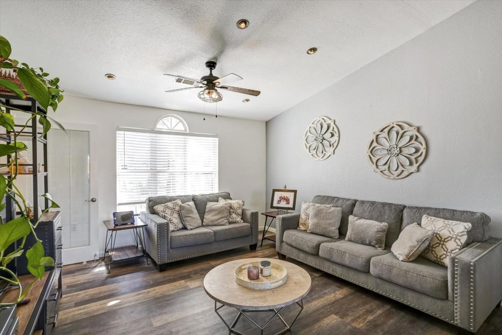 573 Rosewood Ct, Los Banos, CA 93635