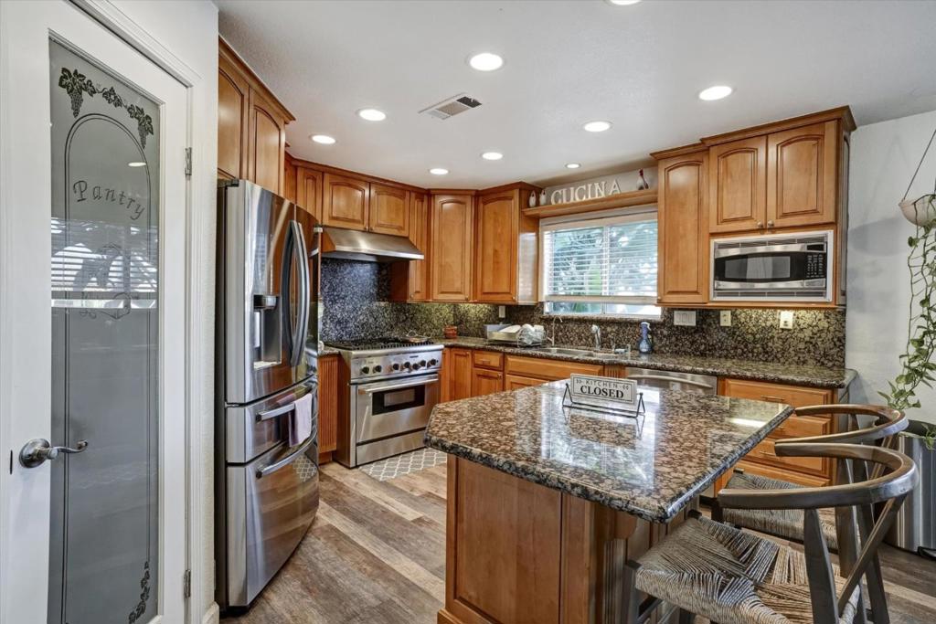 573 Rosewood Ct, Los Banos, CA 93635