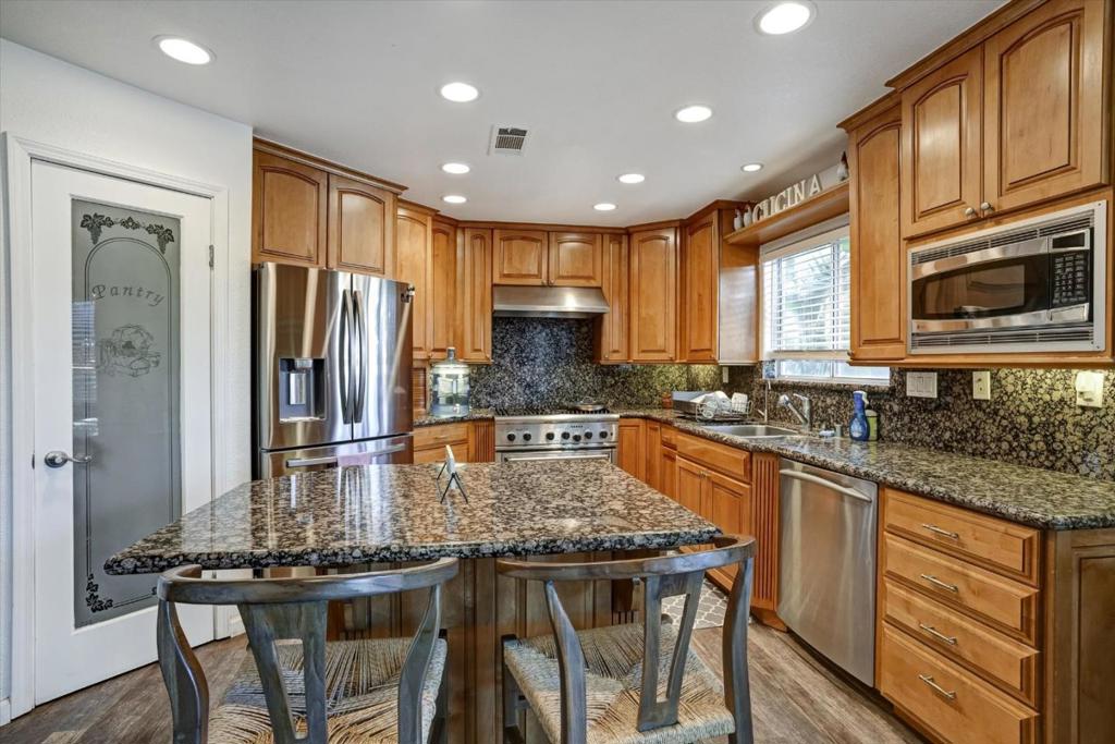 573 Rosewood Ct, Los Banos, CA 93635