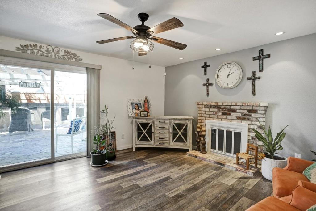 573 Rosewood Ct, Los Banos, CA 93635