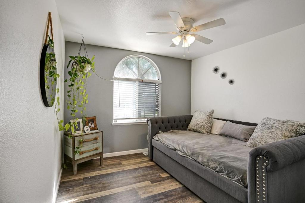 573 Rosewood Ct, Los Banos, CA 93635