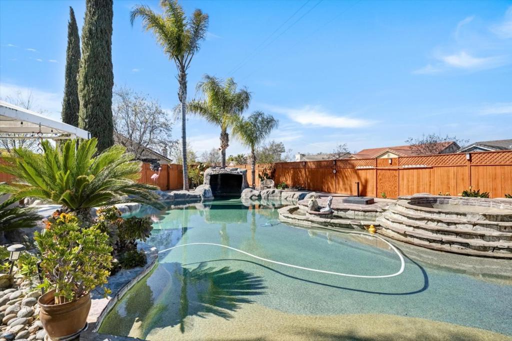 573 Rosewood Ct, Los Banos, CA 93635