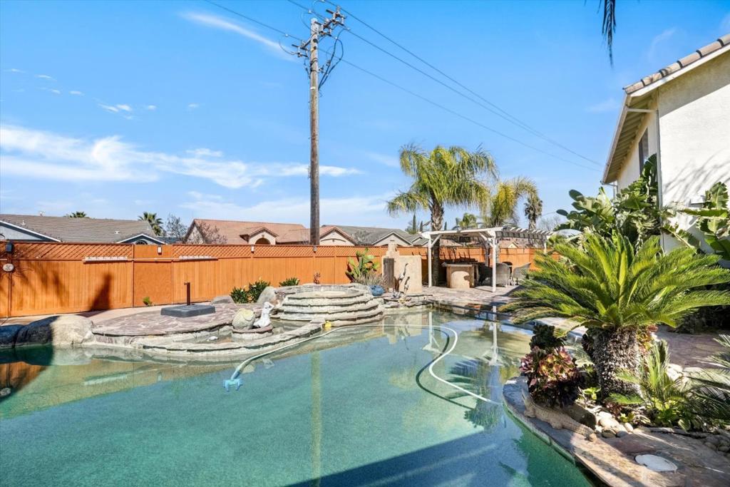 573 Rosewood Ct, Los Banos, CA 93635