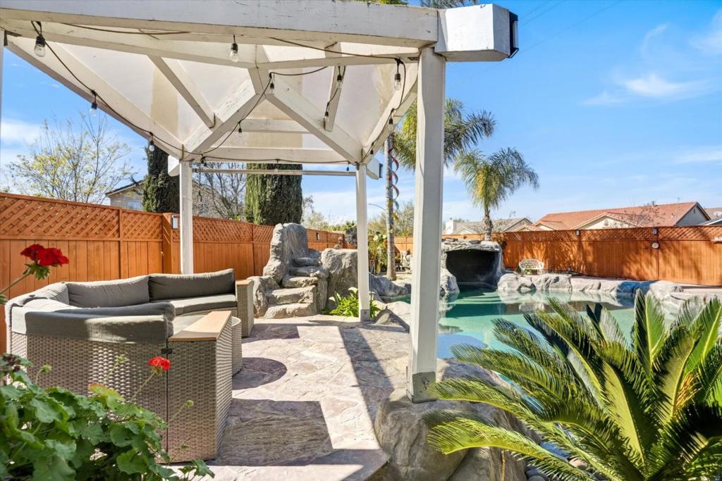 573 Rosewood Ct, Los Banos, CA 93635