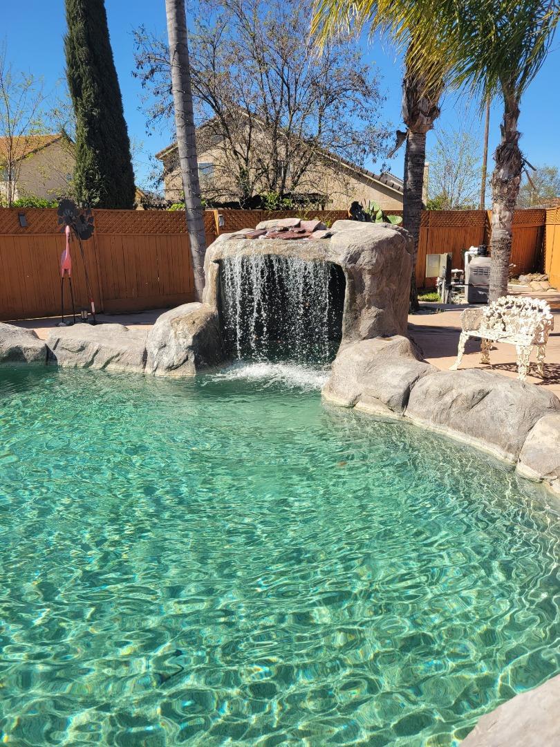 573 Rosewood Ct, Los Banos, CA 93635