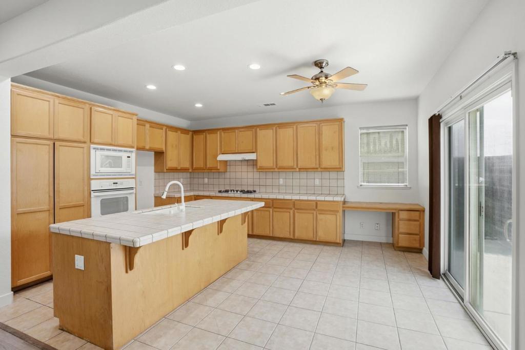 381 Honeybell St, Los Banos, CA 93635