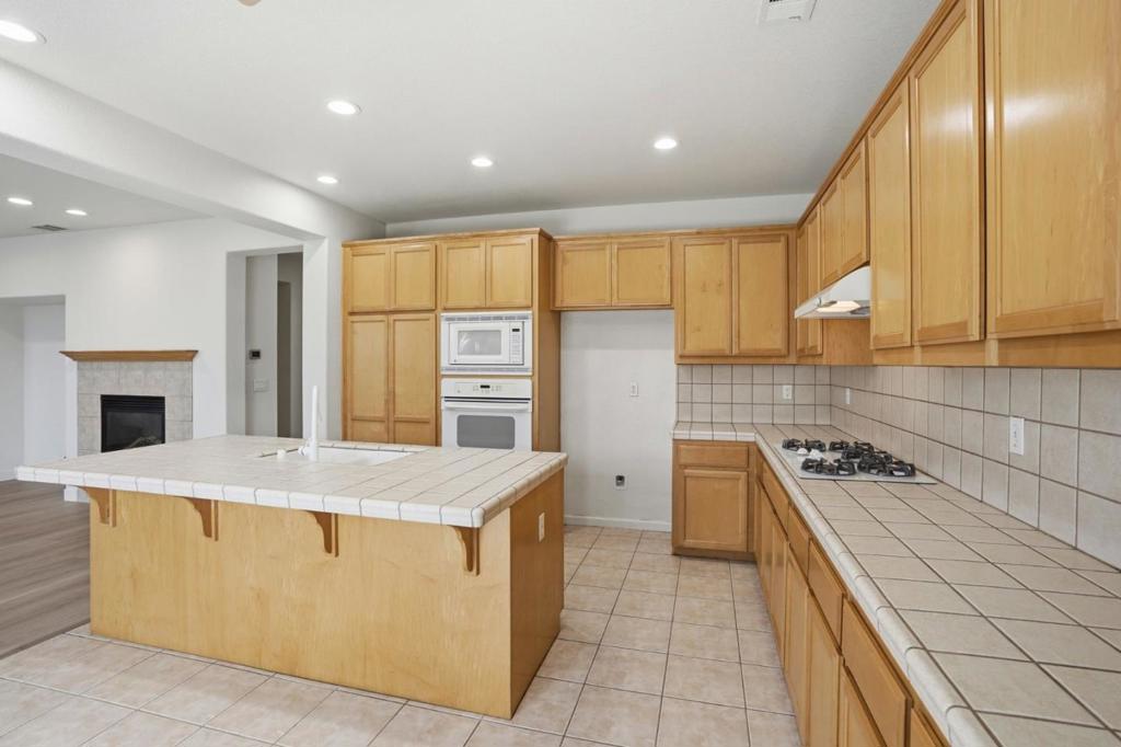 381 Honeybell St, Los Banos, CA 93635