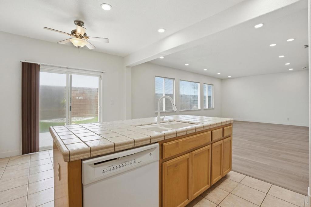 381 Honeybell St, Los Banos, CA 93635