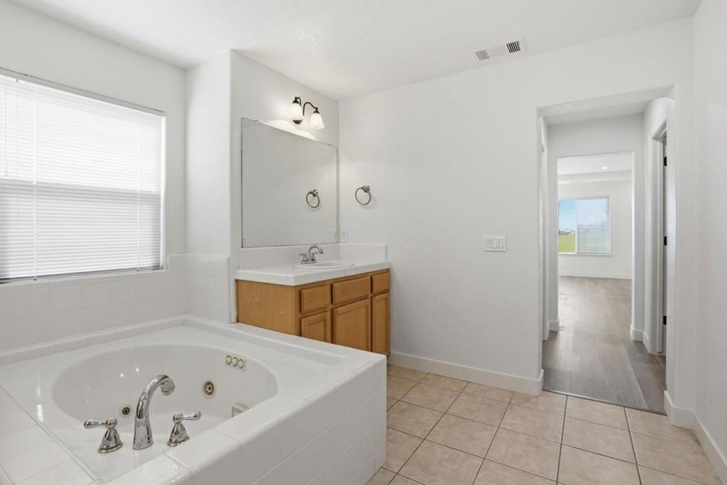 381 Honeybell St, Los Banos, CA 93635