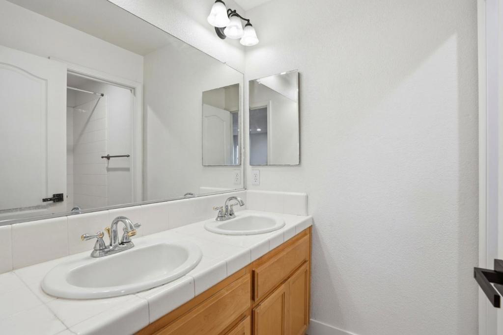 381 Honeybell St, Los Banos, CA 93635