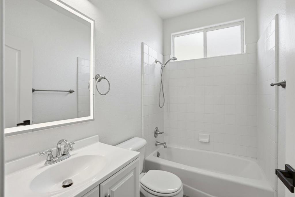 381 Honeybell St, Los Banos, CA 93635