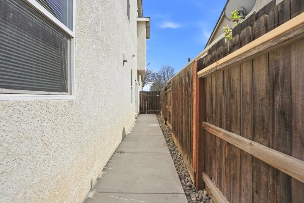 381 Honeybell St, Los Banos, CA 93635