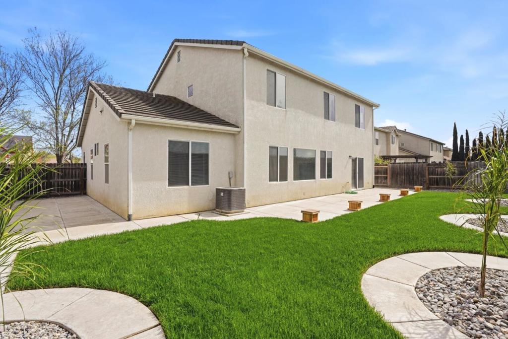 381 Honeybell St, Los Banos, CA 93635