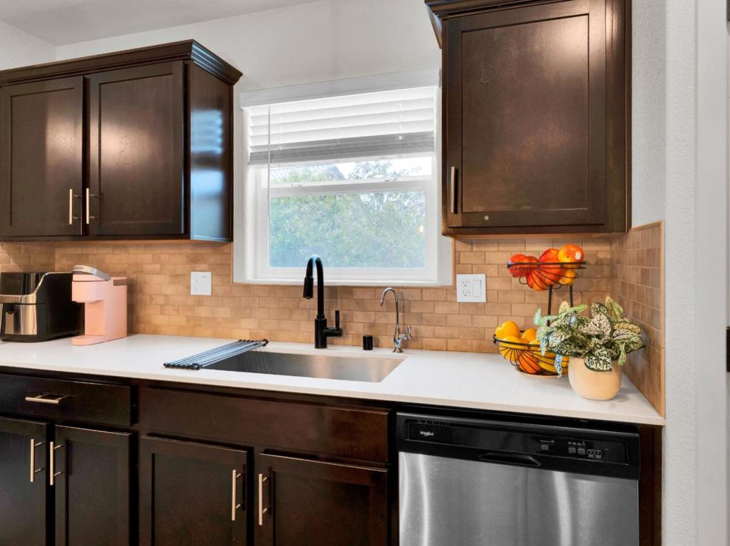 1672 Thistle Ln, Los Banos, CA 93635