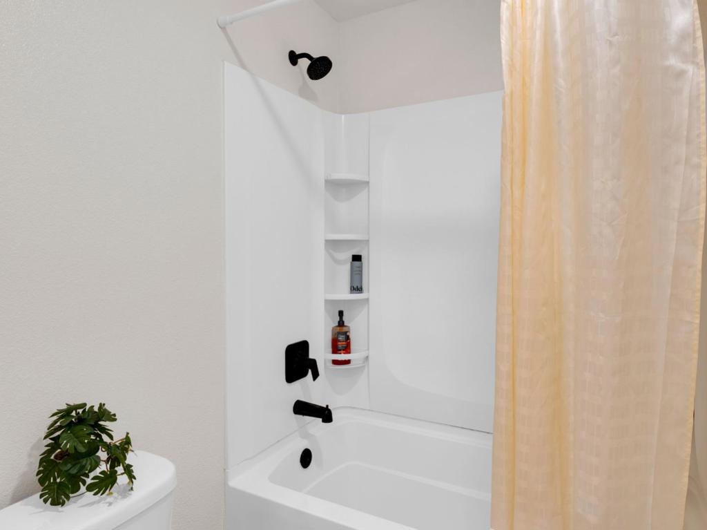 1672 Thistle Ln, Los Banos, CA 93635