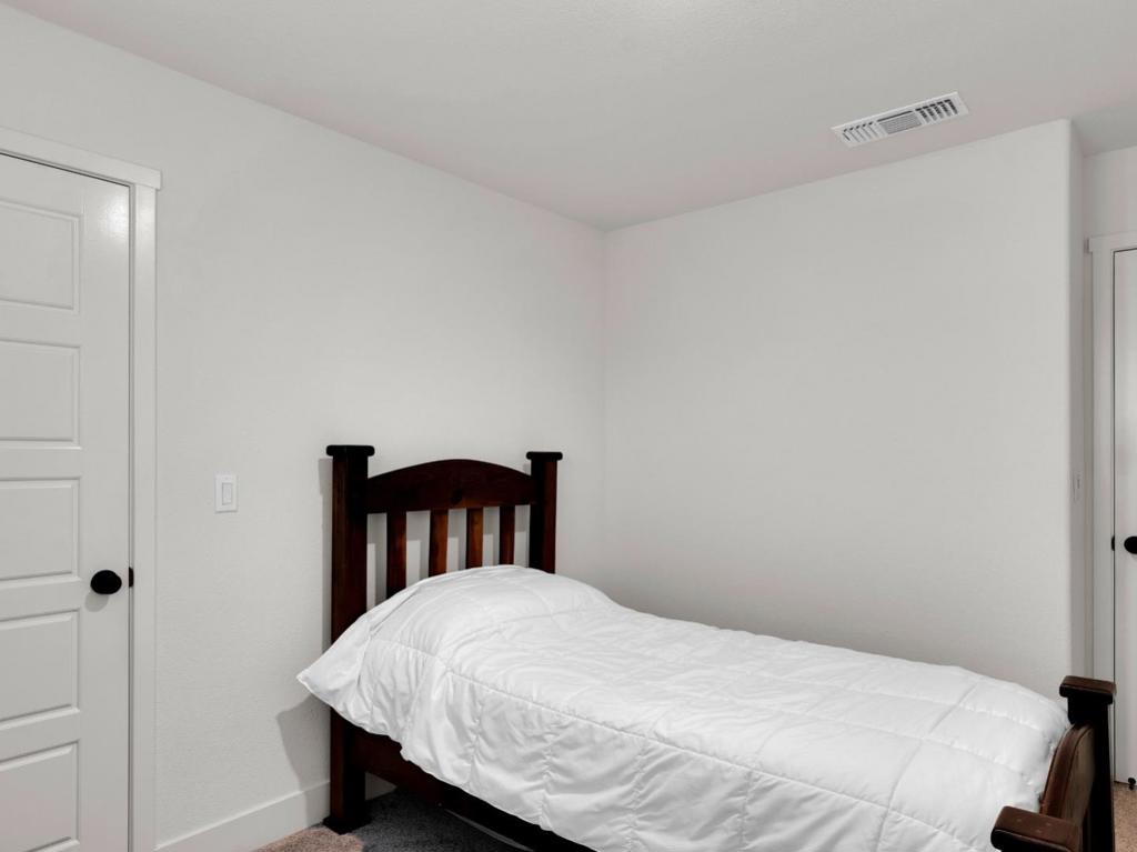 1672 Thistle Ln, Los Banos, CA 93635