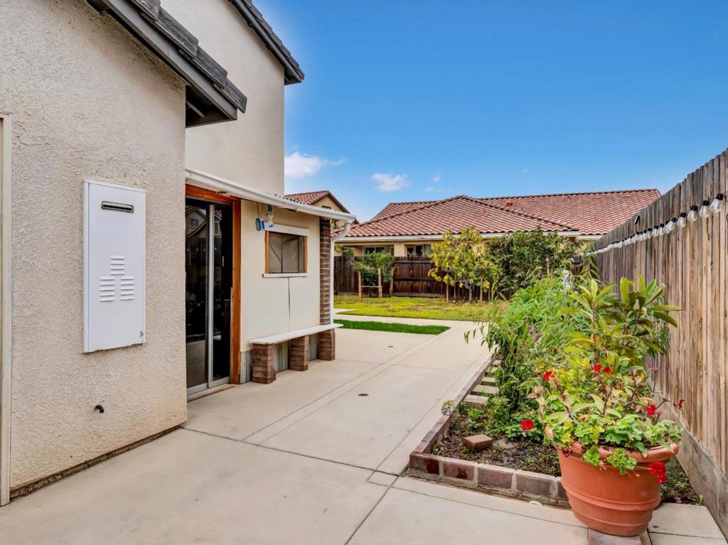 1672 Thistle Ln, Los Banos, CA 93635