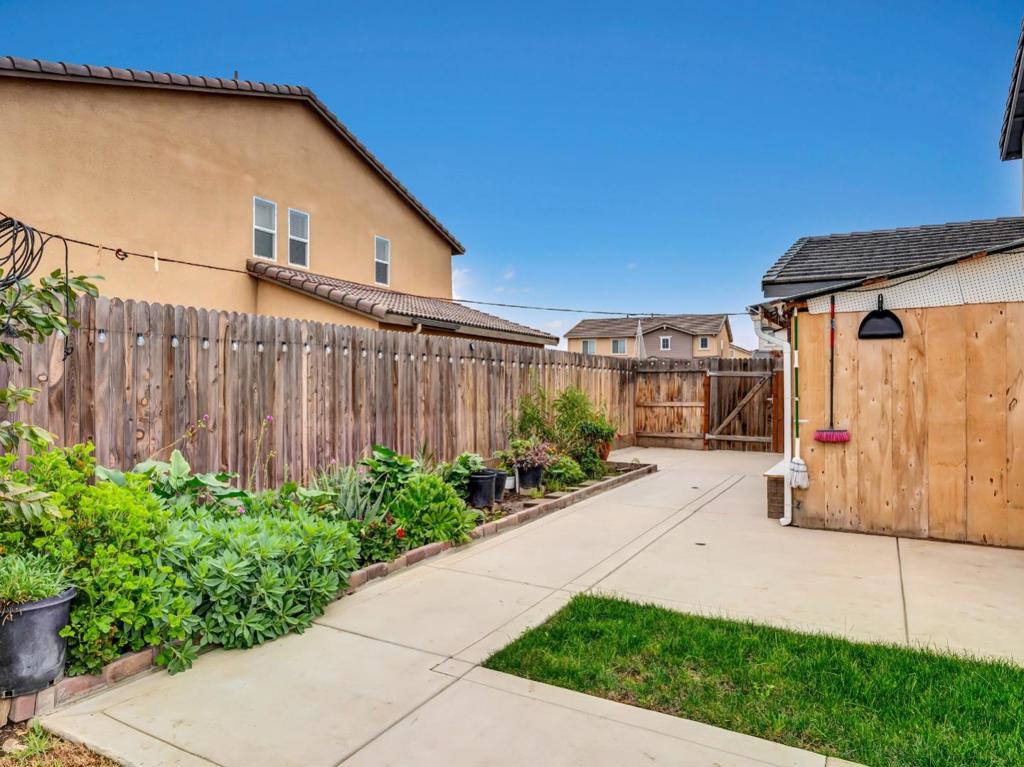 1672 Thistle Ln, Los Banos, CA 93635