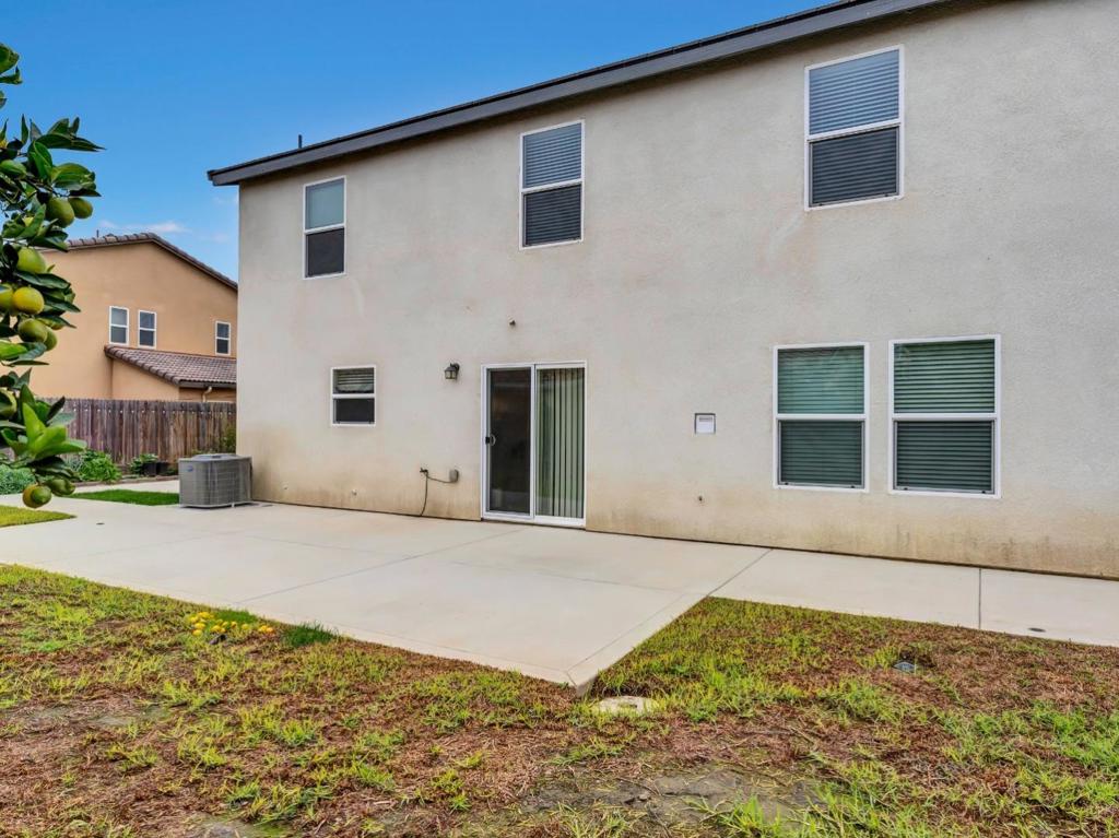 1672 Thistle Ln, Los Banos, CA 93635