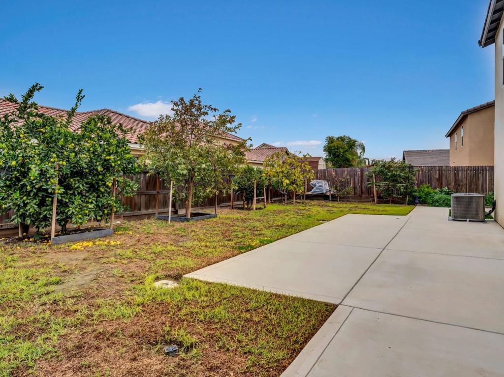 1672 Thistle Ln, Los Banos, CA 93635
