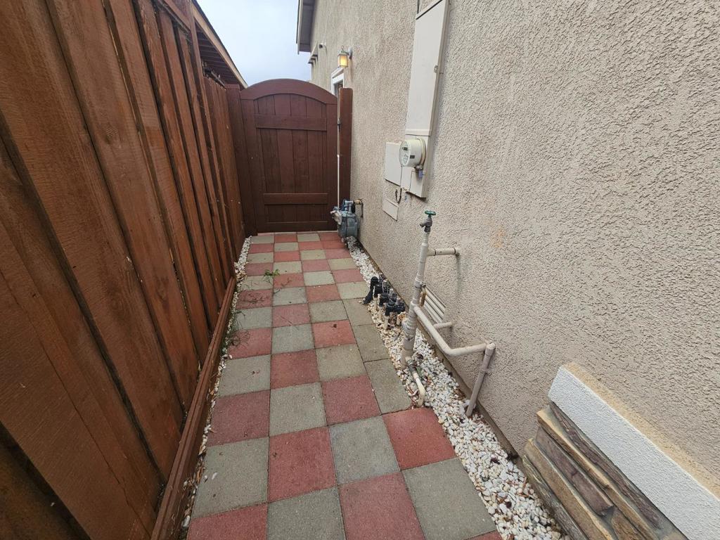 13721 Santa Lucia Dr, Gustine, CA 95322