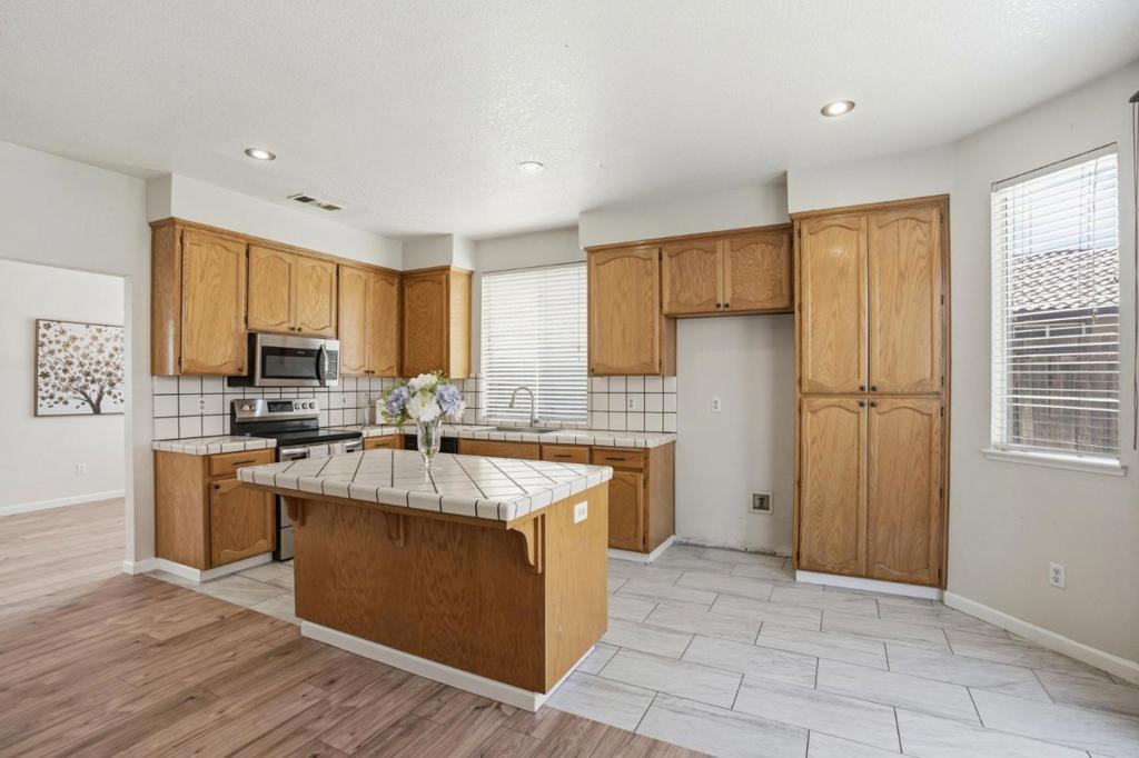 1974 Rainier Dr, Los Banos, CA 93635