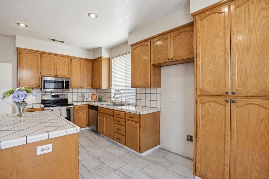 1974 Rainier Dr, Los Banos, CA 93635