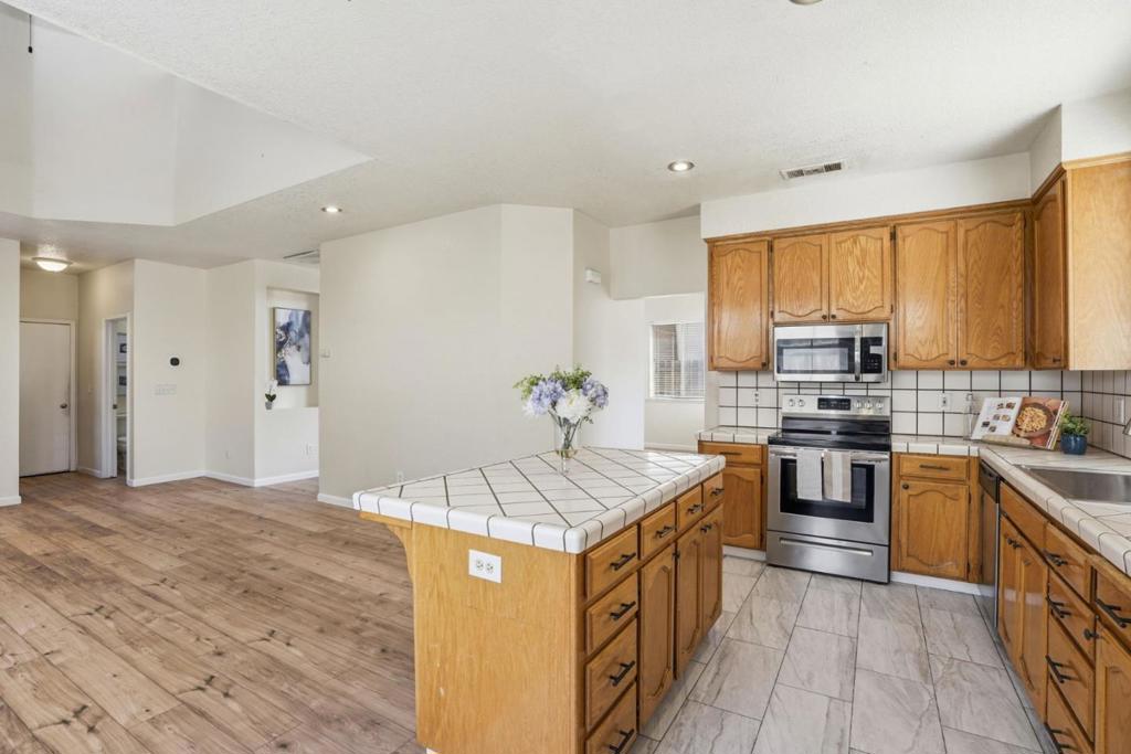 1974 Rainier Dr, Los Banos, CA 93635