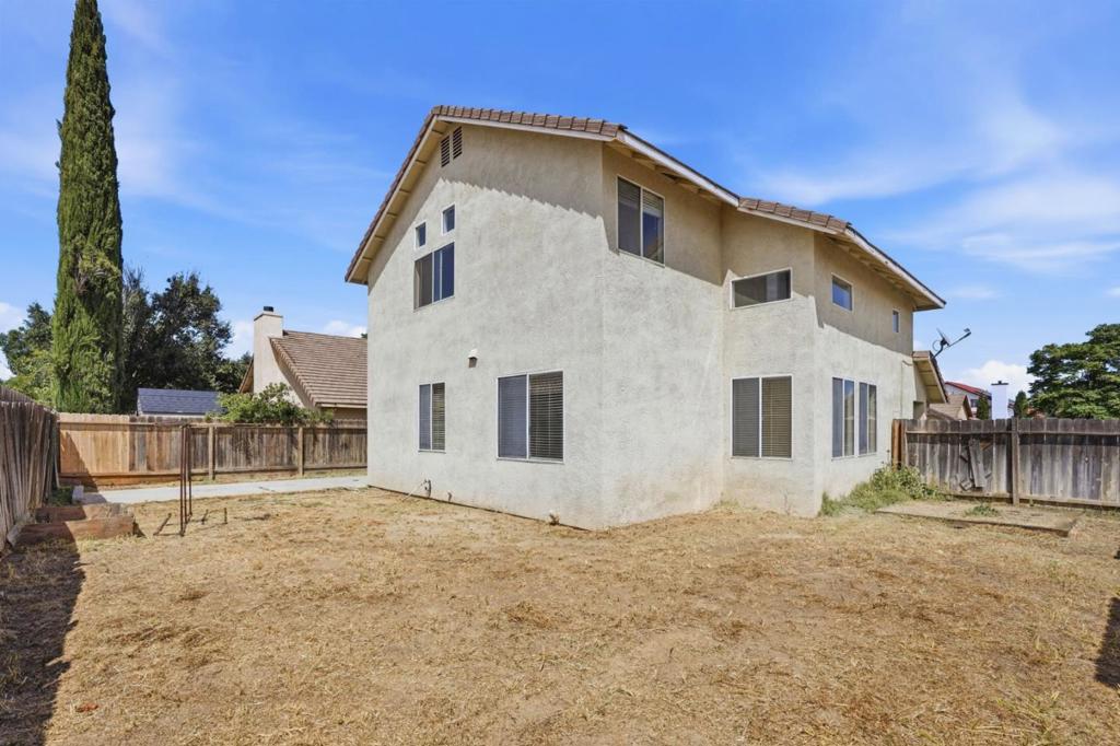 1974 Rainier Dr, Los Banos, CA 93635