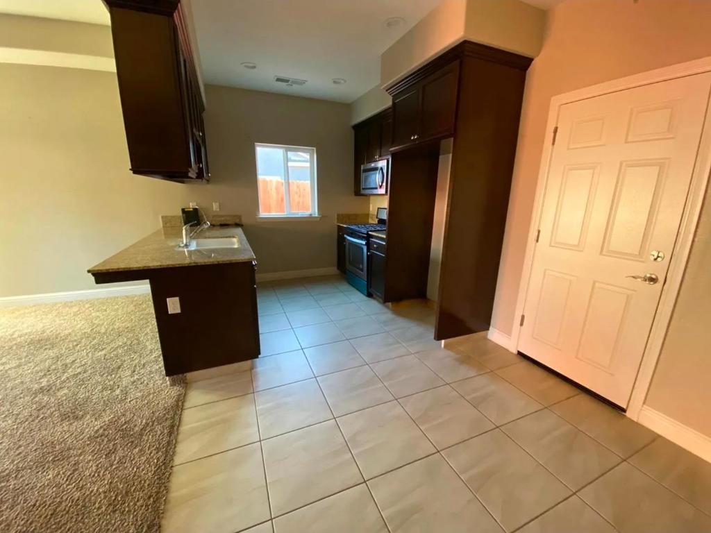 526 Castlerock Ct, Los Banos, CA 93635