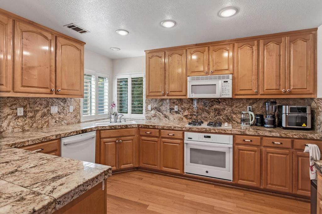 1752 Sierra Brook Ct, Manteca, CA 95337