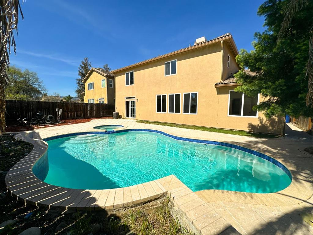 1444 Mendocino Creek Dr, Patterson, CA 95363