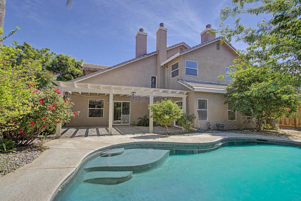 1753 Mills, Los Banos, CA 93635