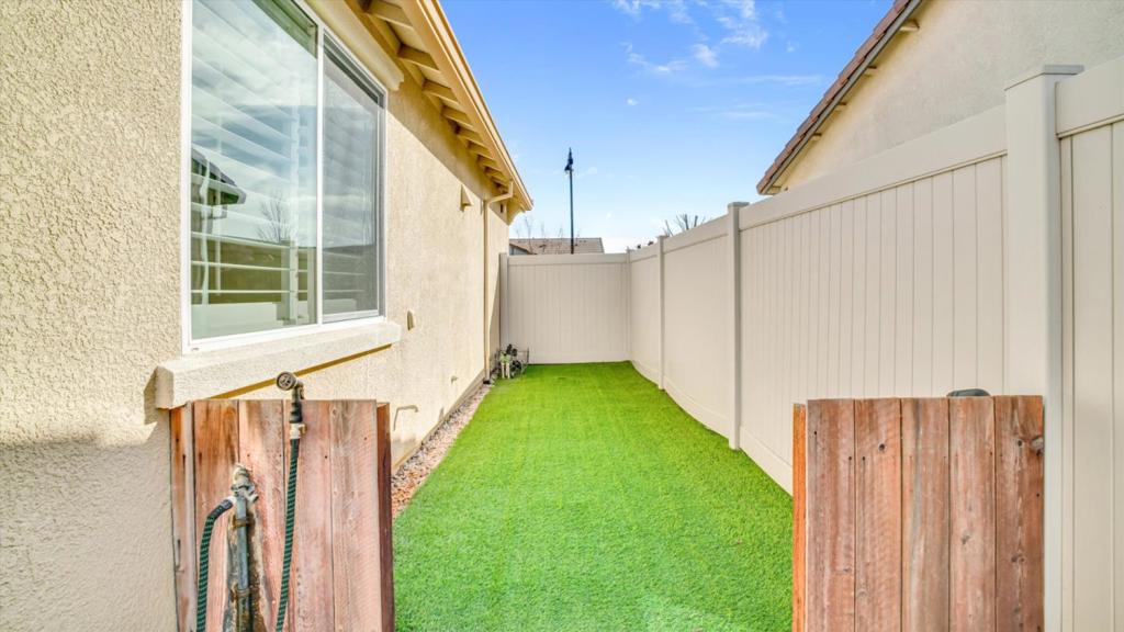 1467 Chestnut Hill Dr, Manteca, CA 95336