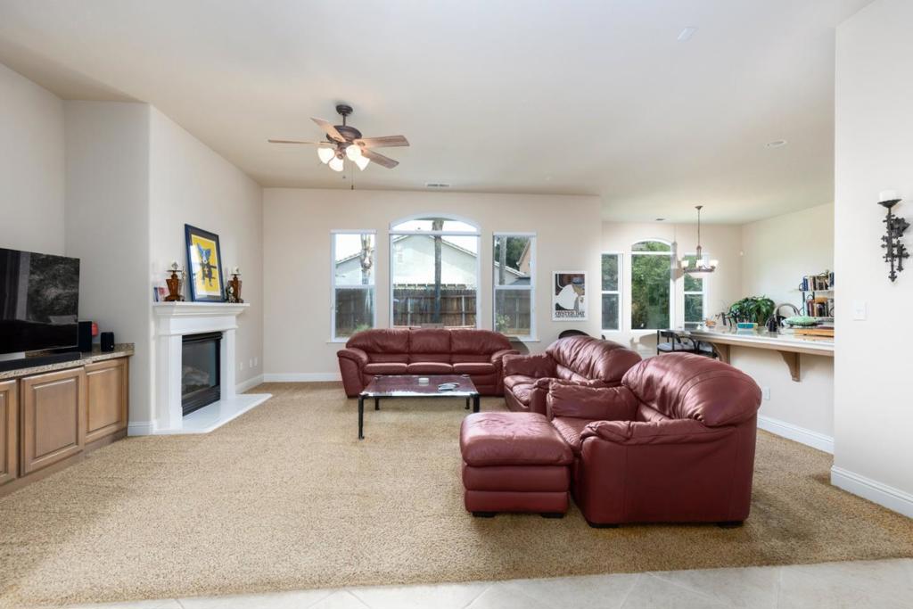 1827 N Joshua Ave, Clovis, CA 93619
