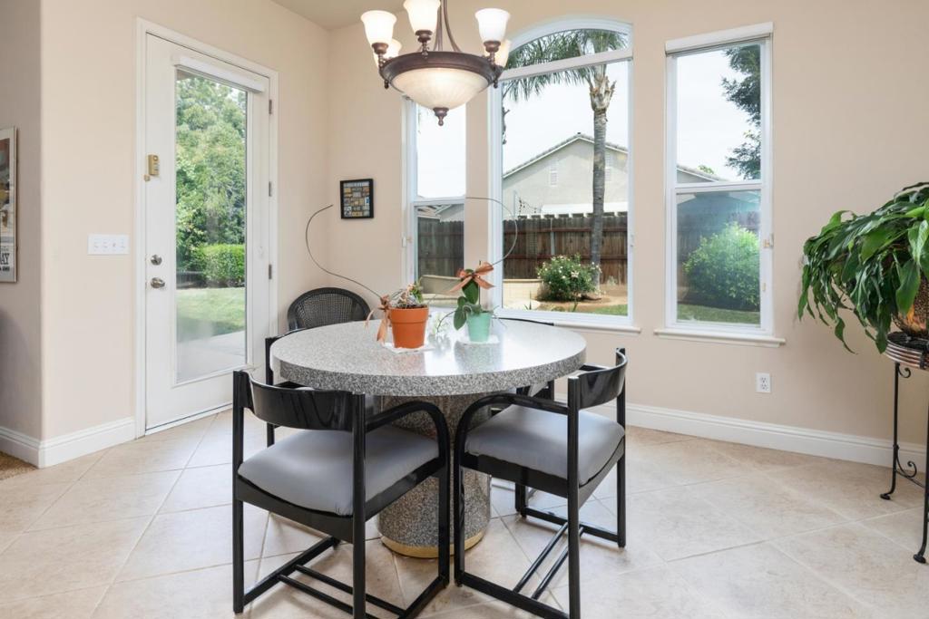 1827 N Joshua Ave, Clovis, CA 93619
