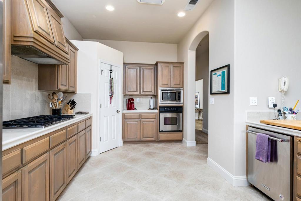 1827 N Joshua Ave, Clovis, CA 93619