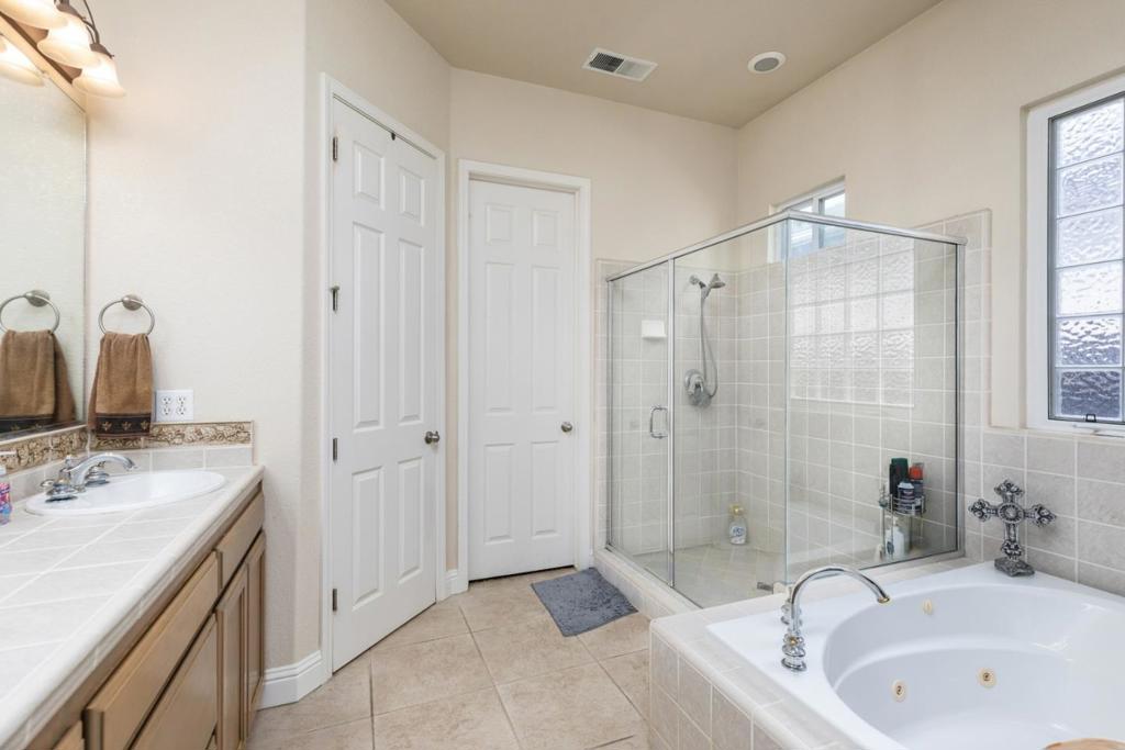 1827 N Joshua Ave, Clovis, CA 93619