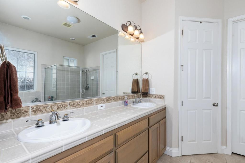 1827 N Joshua Ave, Clovis, CA 93619