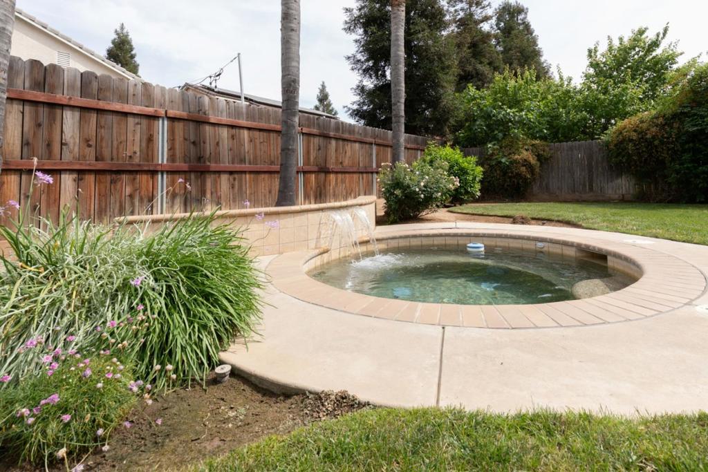 1827 N Joshua Ave, Clovis, CA 93619