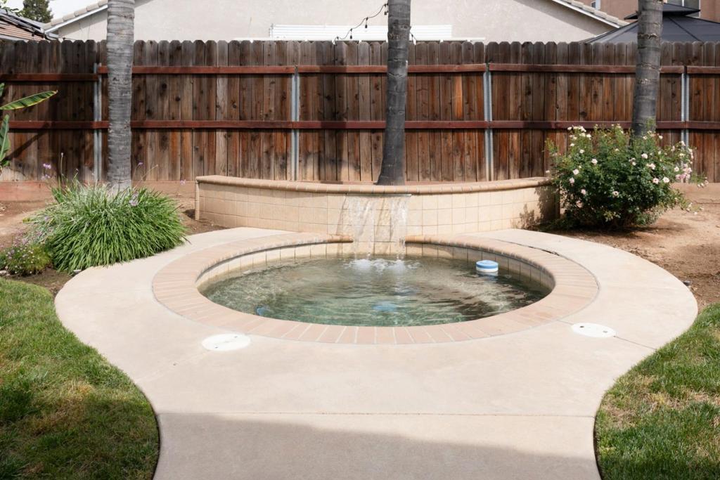 1827 N Joshua Ave, Clovis, CA 93619
