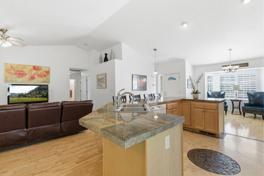 13074 Jackson Mill Dr, Groveland, CA 95321