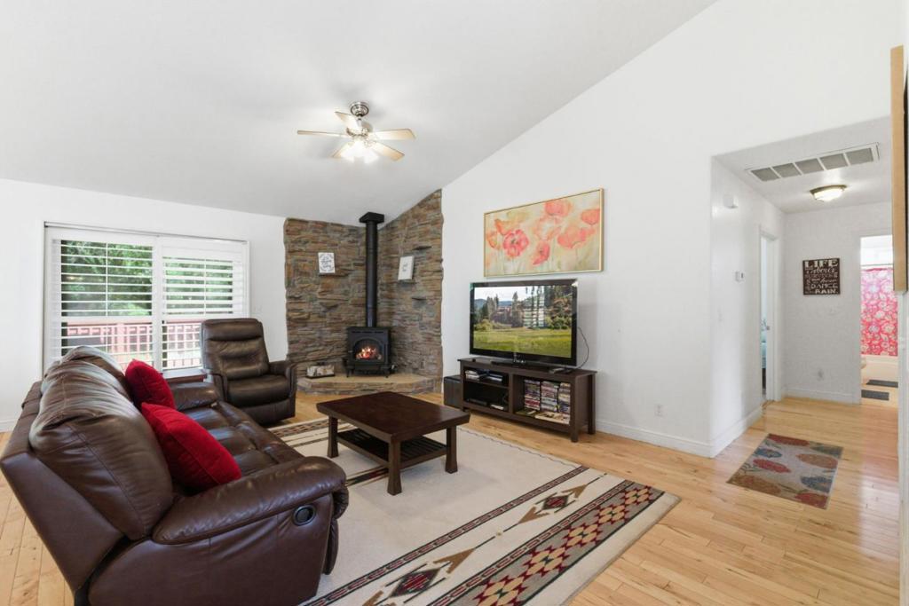 13074 Jackson Mill Dr, Groveland, CA 95321