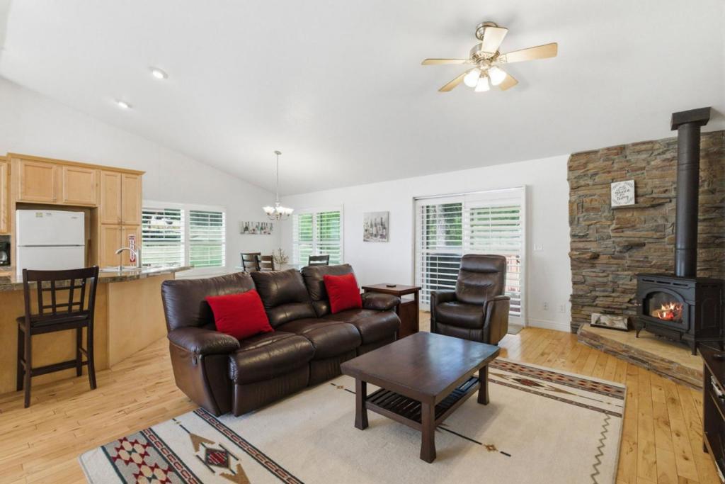 13074 Jackson Mill Dr, Groveland, CA 95321