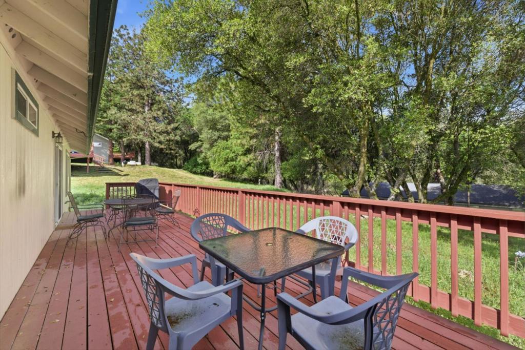 13074 Jackson Mill Dr, Groveland, CA 95321