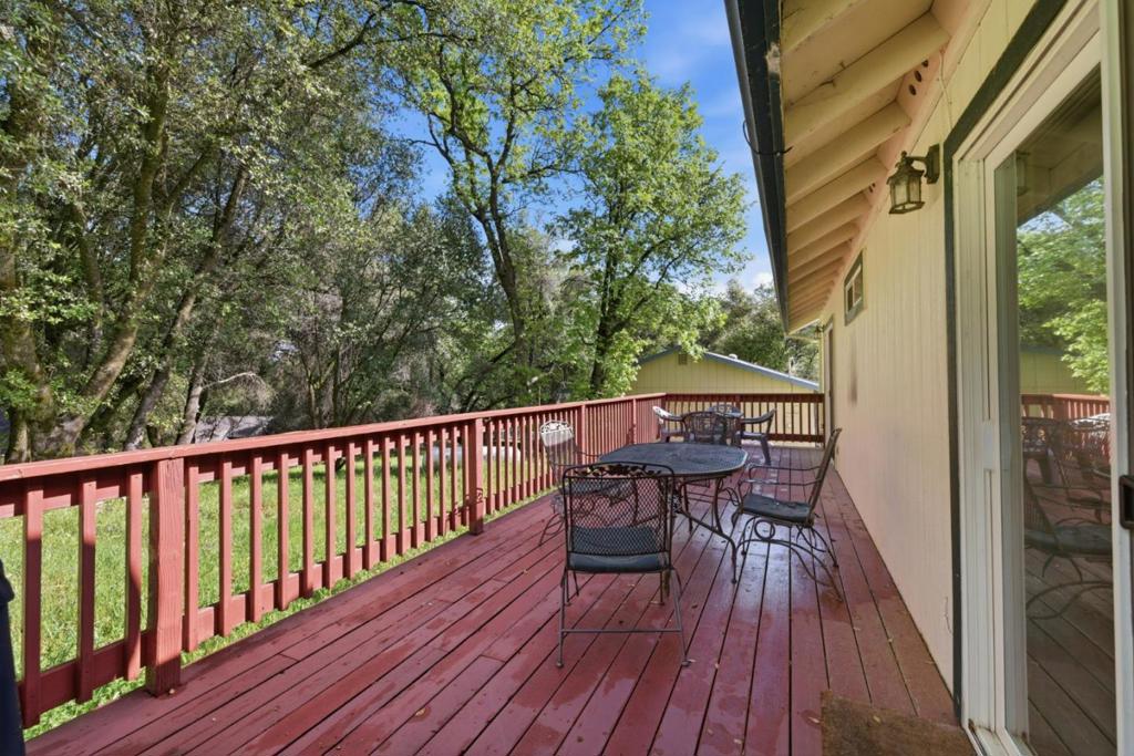 13074 Jackson Mill Dr, Groveland, CA 95321