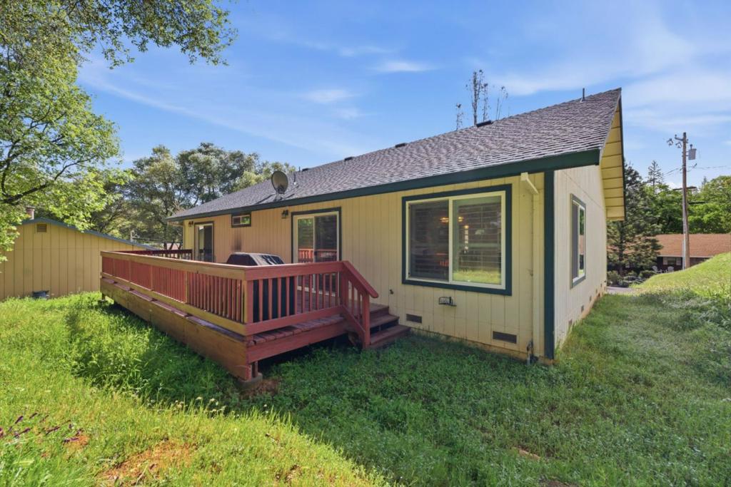 13074 Jackson Mill Dr, Groveland, CA 95321