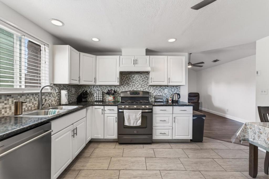 2250 Solitude Ln, Turlock, CA 95380