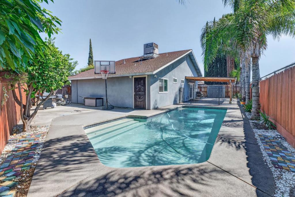 2250 Solitude Ln, Turlock, CA 95380