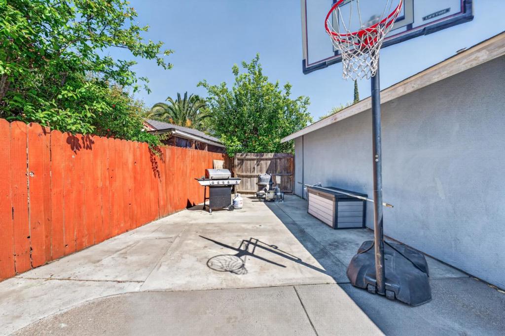 2250 Solitude Ln, Turlock, CA 95380